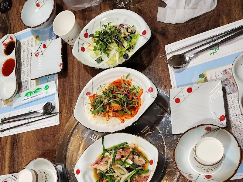 다채로운 샐러드와 곁들임 요리