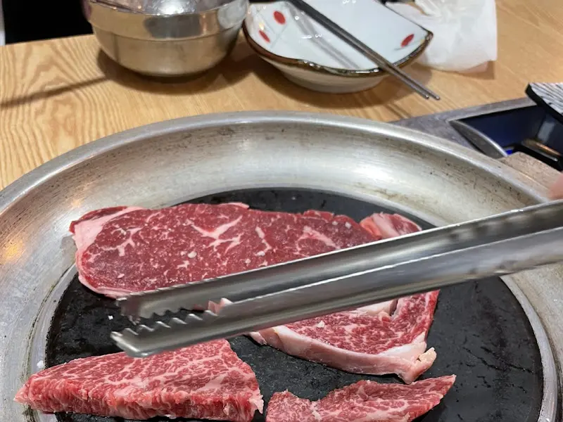 숯불 위에 구워지는 고기