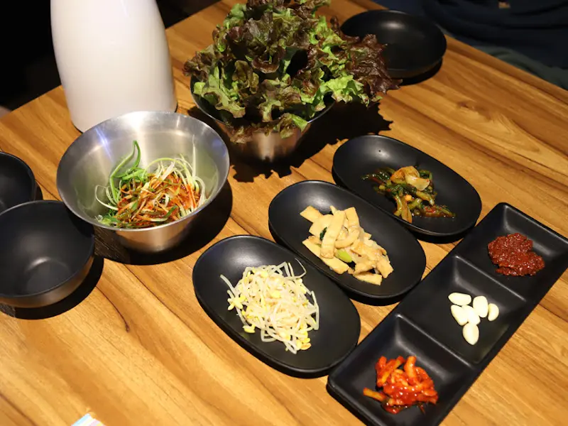 정갈하게 담겨 나온 밑반찬들