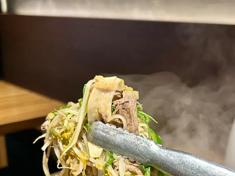 소불고기를 집는 젓가락