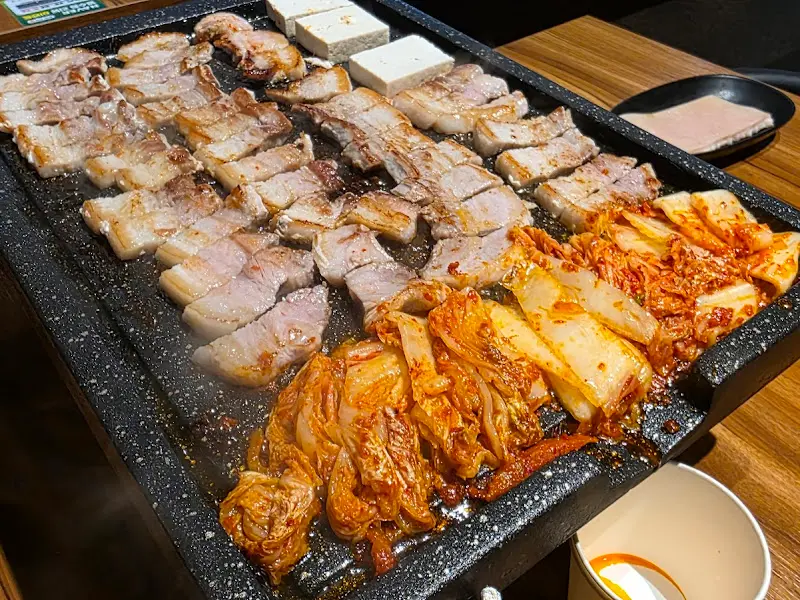 돌판에 구워 먹는 삼겹살