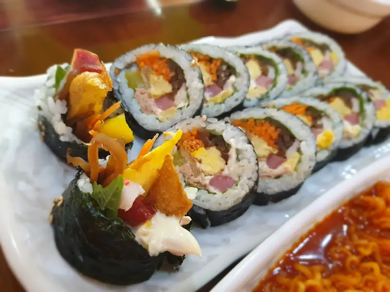 알록달록 신선한 재료로 가득 찬 김밥