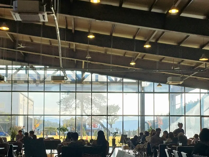 카페 오펠 내부 전경