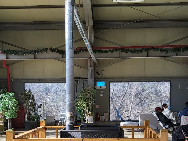 카페 오펠 내부 벽난로