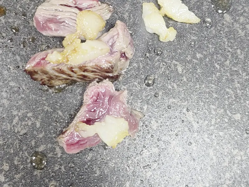 불판 위에서 지글지글 익어가는 말고기 구이