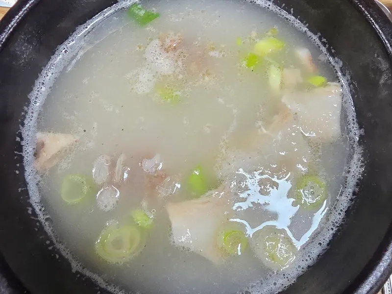 진하고 깊은 맛이 일품인 말고기 순대국