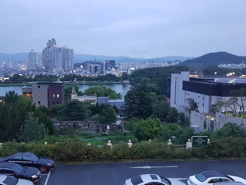 수성못이 한눈에 보이는 창가 뷰