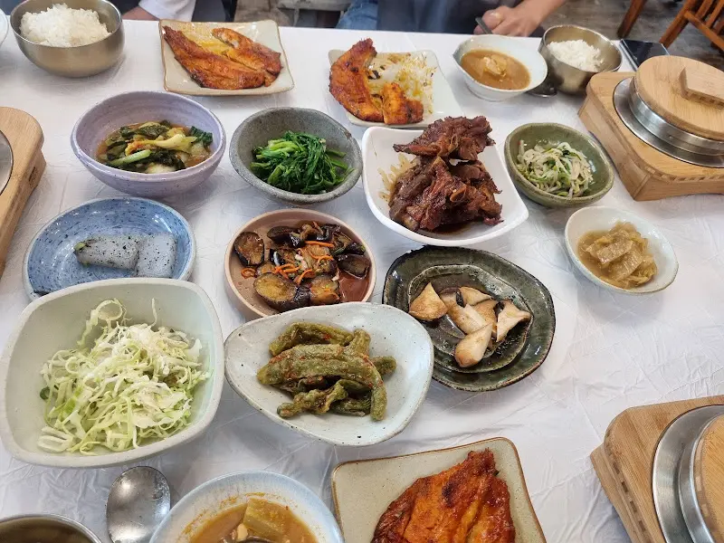 테이블 가득찬 음식