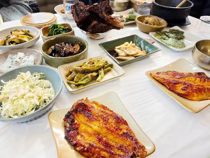 한상 가득 차려진 반찬