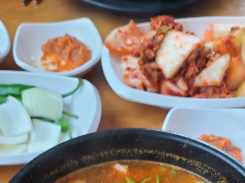 순대국과 함께 제공되는 깍두기, 김치, 양념장