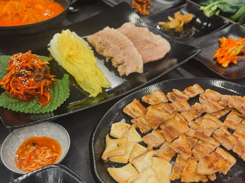 푸짐하게 차려진 쌈밥 한 상 차림