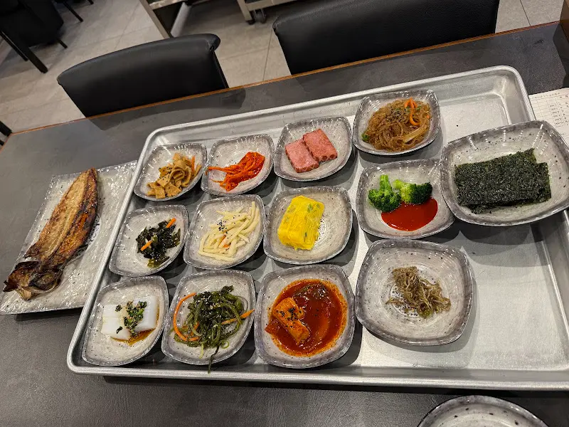 쟁반 가득 푸짐한 밑반찬