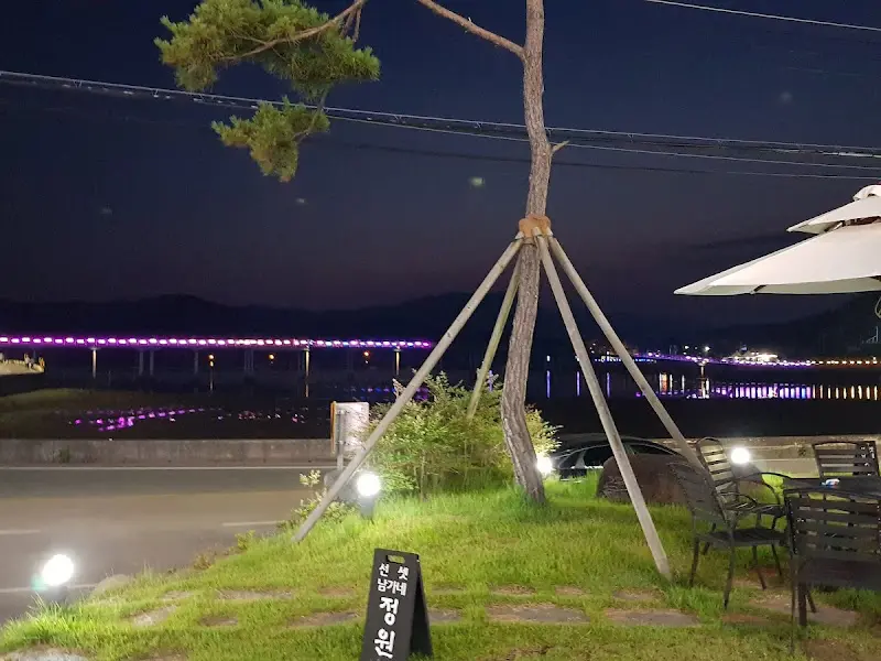 남가네 한우 숯불구이 앞 바다 풍경