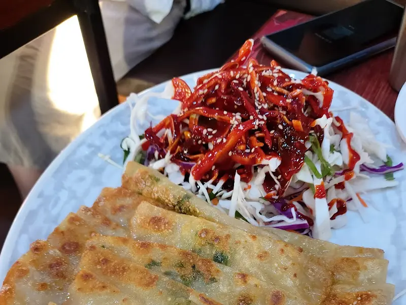 바삭한 납작만두와 새콤달콤한 양념의 조화, 비빔만두