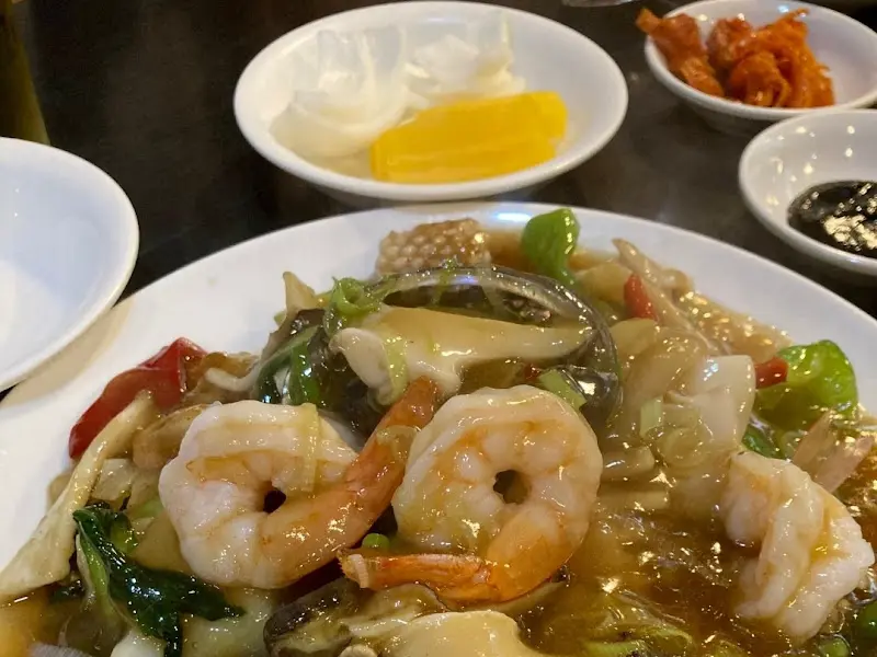 전가복과 함께 놓여진 맥주와 반찬