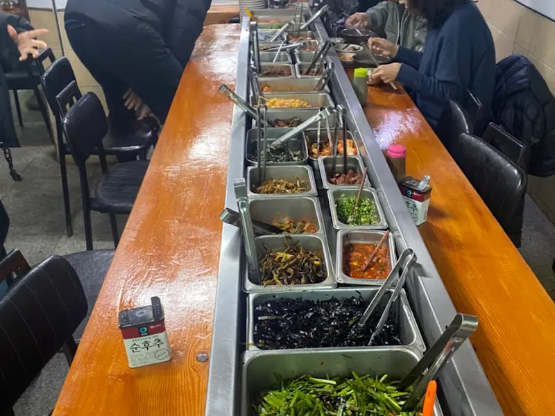 손님들이 반찬을 고르는 모습