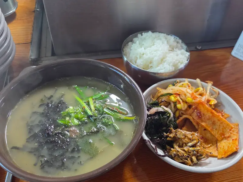 시락국과 다양한 반찬들