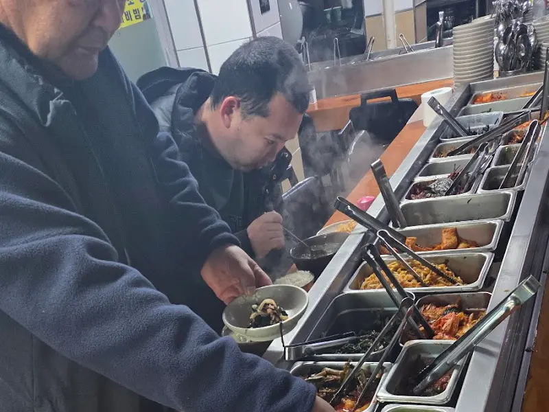 반찬을 담는 손님들의 모습