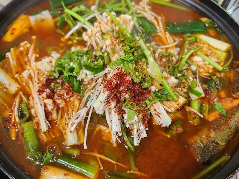 냄비 안에서 보글보글 끓고 있는 메기매운탕