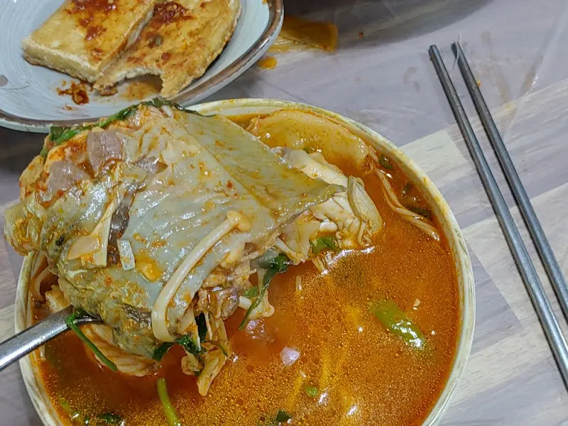 메기 살을 듬뿍 떠서 맛보는 모습