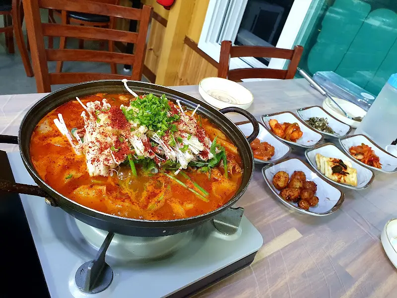 푸짐하게 차려진 메기매운탕 한 상