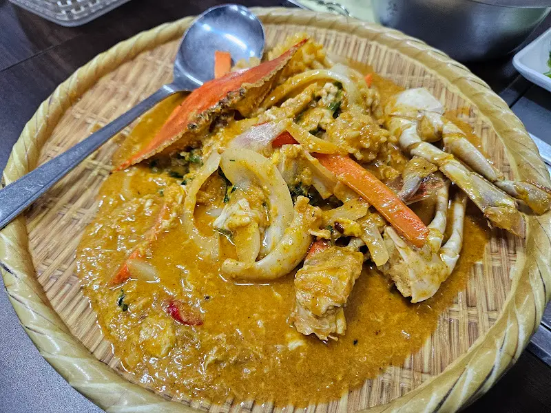 먹음직스러운 뿌팟퐁커리