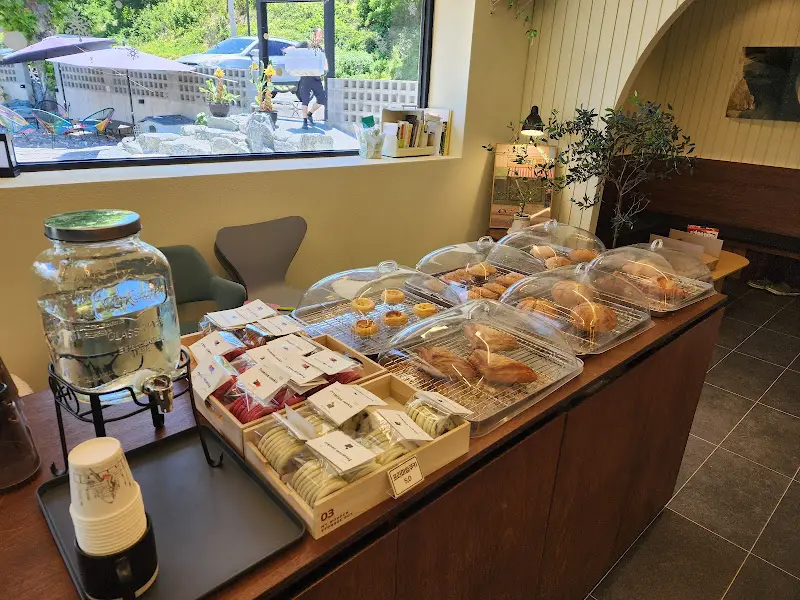 다양한 종류의 빵이 진열된 쇼케이스