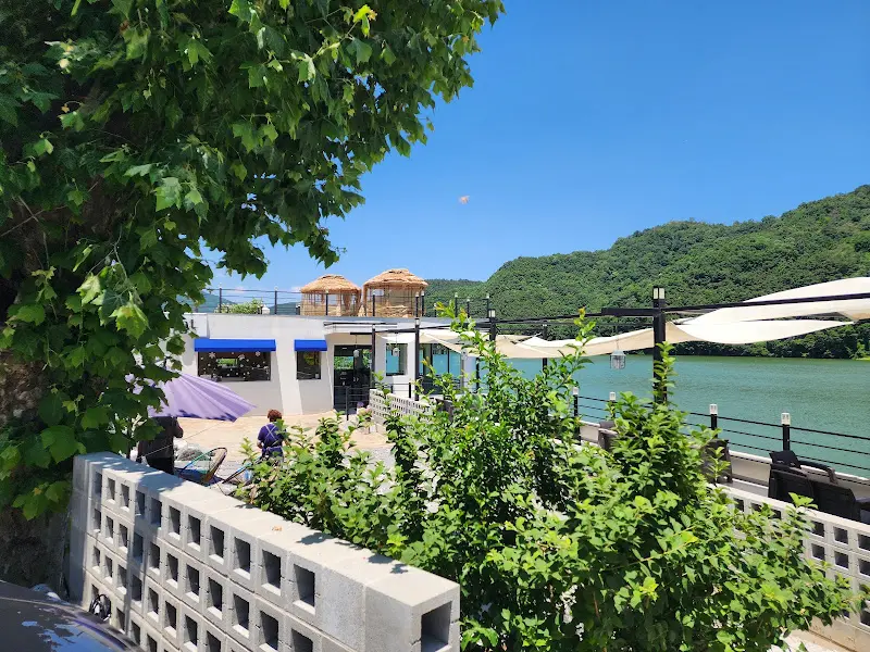 저수지 뷰를 감상할 수 있는 야외 테라스