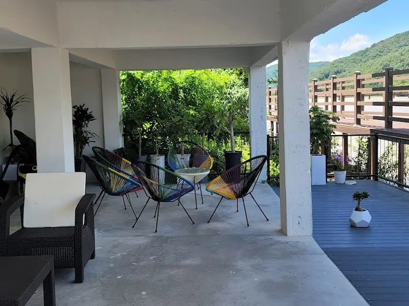 다채로운 색상의 의자가 놓인 테라스 공간