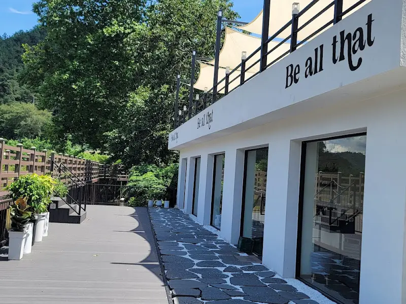 카페 외부 데크에서 보이는 저수지 풍경