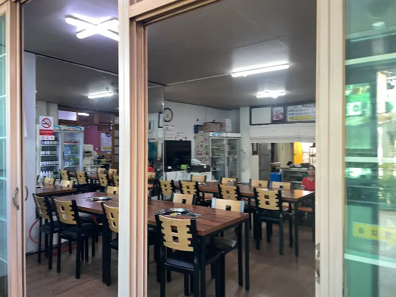 홀 내부 테이블