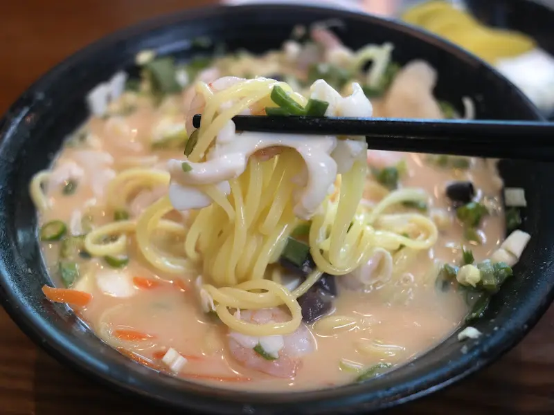 싱싱한 해산물이 가득한 중화냉면