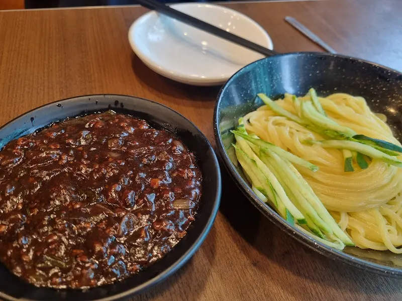 백년짜장과 중화냉면의 조화