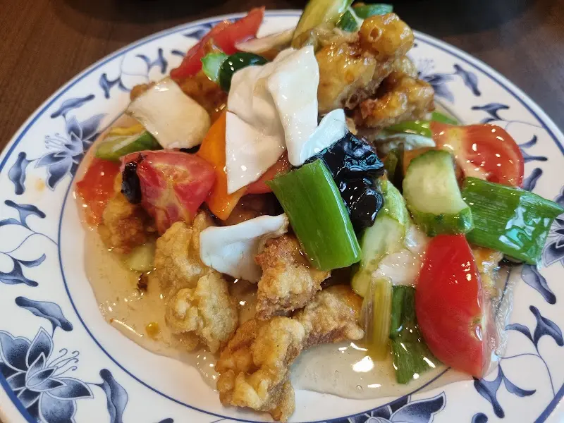 달콤한 소스와 신선한 야채가 어우러진 탕수육