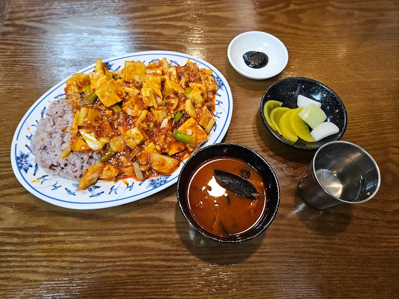마파두부와 자스민 쌀밥의 조화