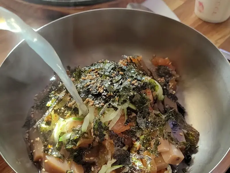 육수를 붓는 모습