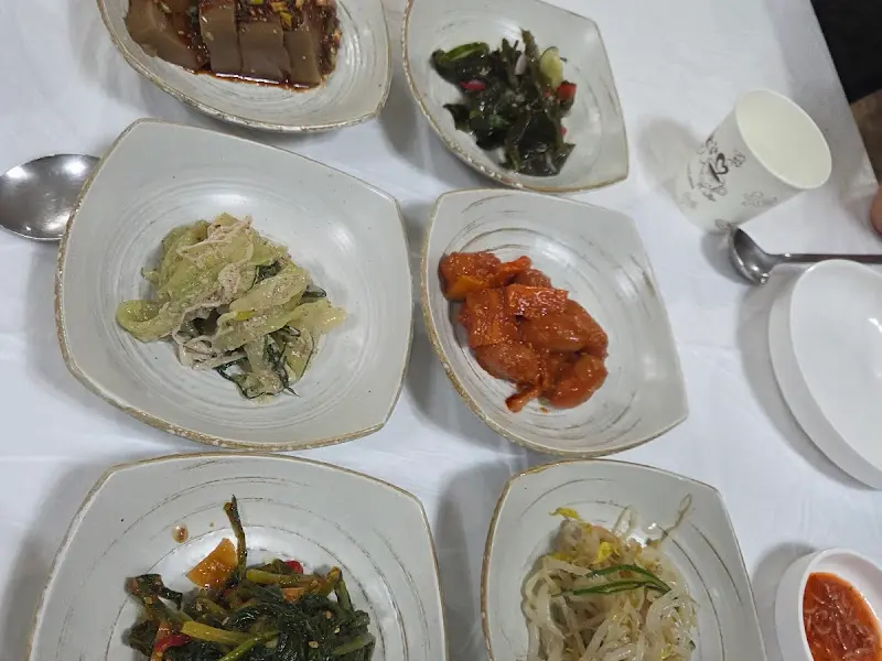 다채로운 밑반찬이 정갈하게 담겨 있는 모습