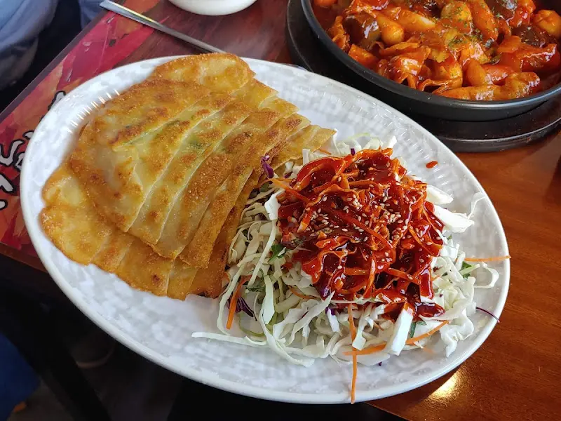 노릇하게 구워진 납작만두와 싱싱한 채소