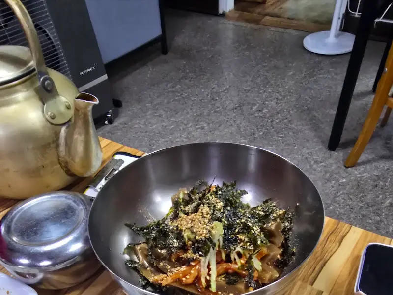 깔끔하게 비워진 묵밥 그릇