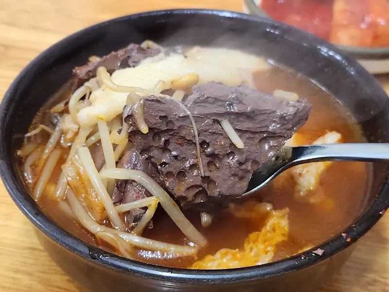 숟가락으로 떠먹는 수구레국밥