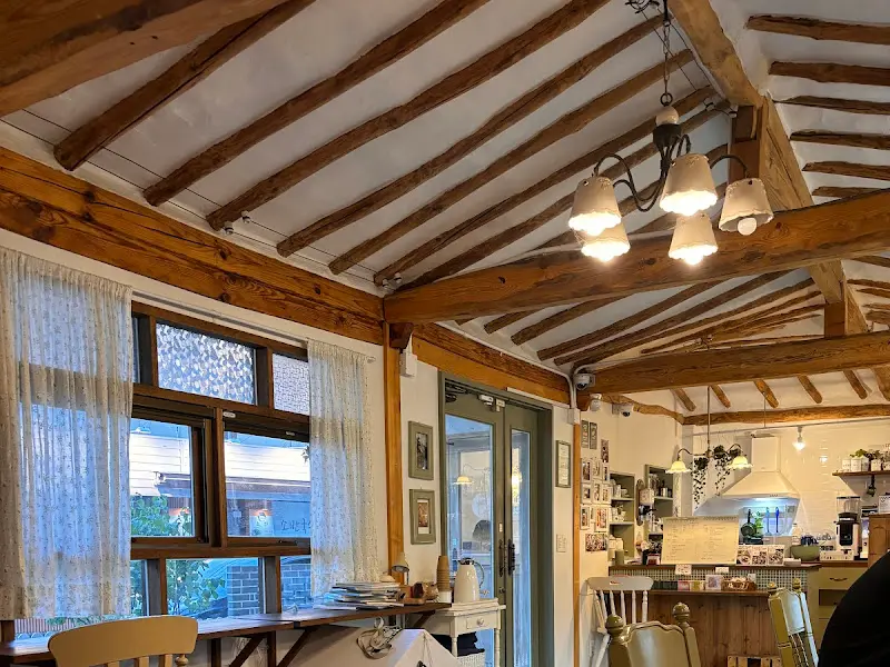 카페 내부의 한옥 구조와 아늑한 조명이 돋보이는 모습