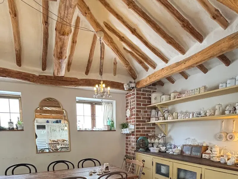 앤틱한 가구와 소품으로 꾸며진 카페 내부