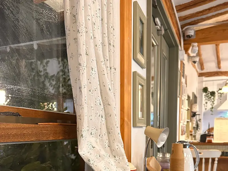 카페 창가에 놓인 아기자기한 소품들