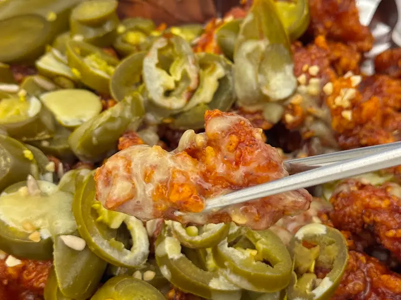 젓가락으로 든 닭강정