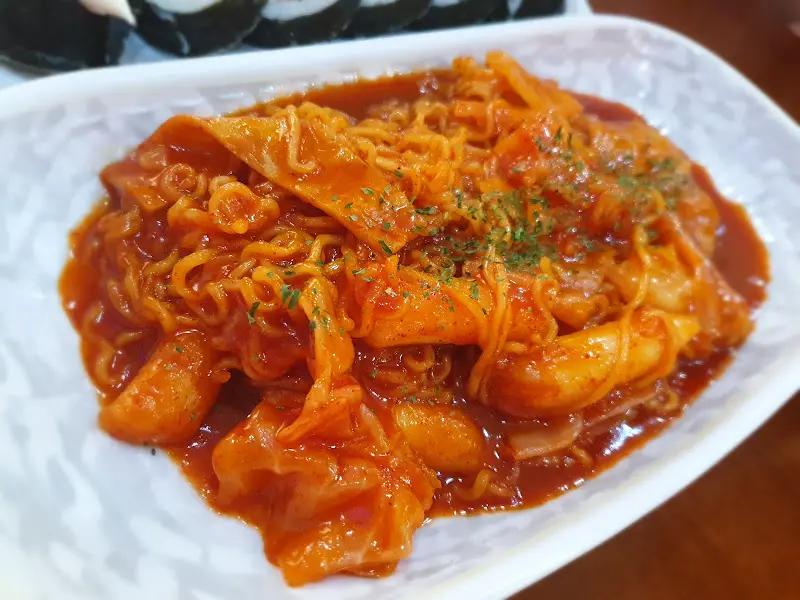 매콤달콤한 양념이 듬뿍 묻은 라볶이