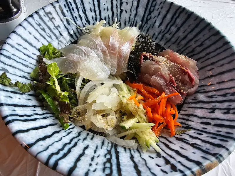 신선한 회덮밥 비주얼