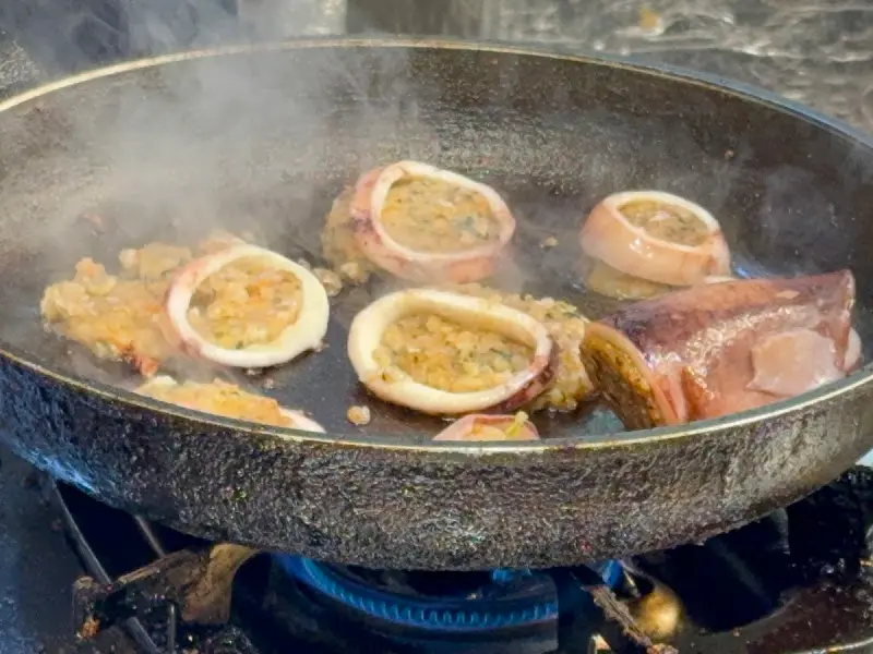 뜨겁게 조리되는 오징어순대