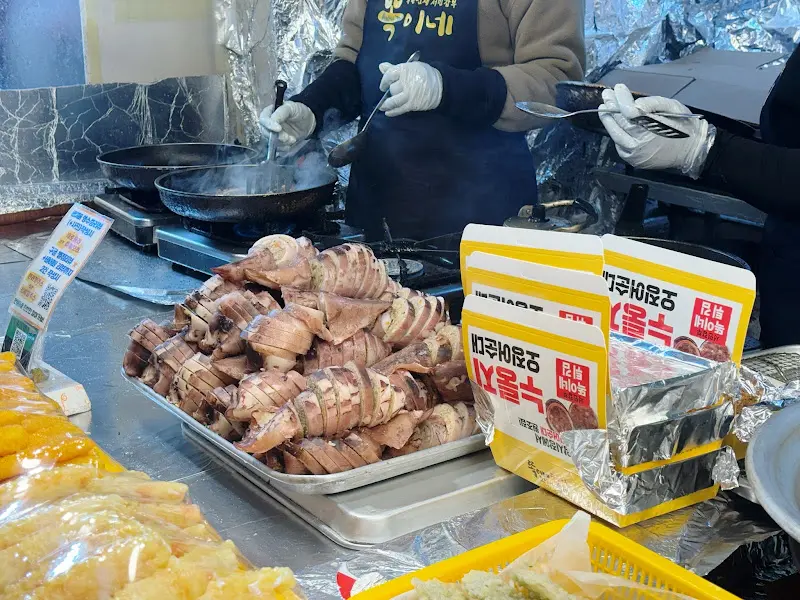 조리중인 오징어순대