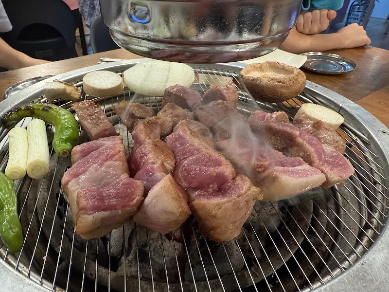 숯불 위에서 익어가는 고기