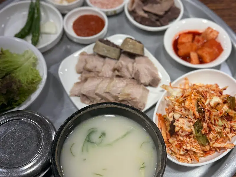 푸짐하게 차려진 8번식당 정식 한 상 차림